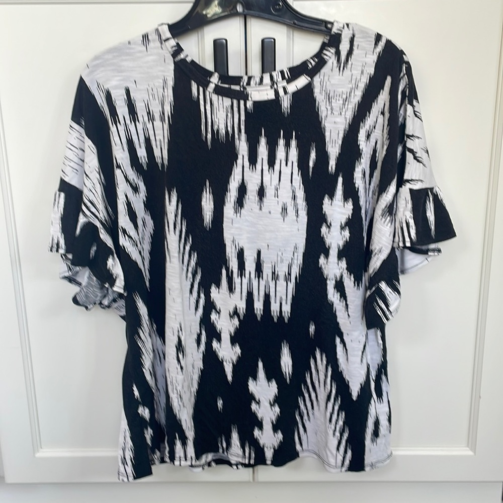 LuLaRoe black and white top ruffled sleeves Medium